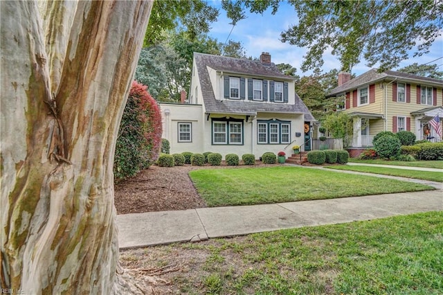 view of front of home with a front lawn