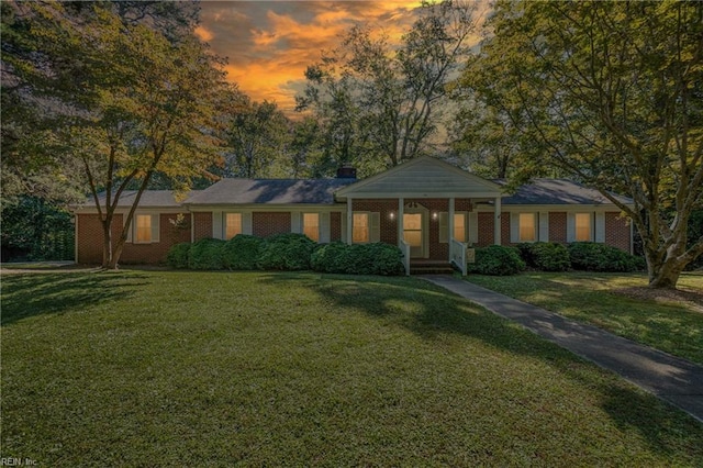 view of front of property featuring a yard