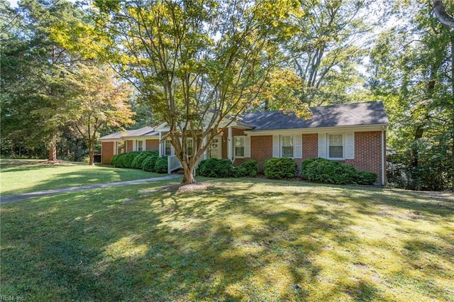 ranch-style home featuring a front lawn