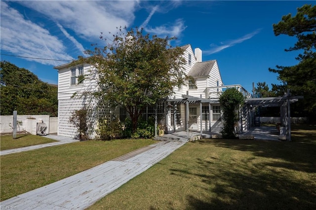 view of front of home featuring a patio, a front yard, and a pergola