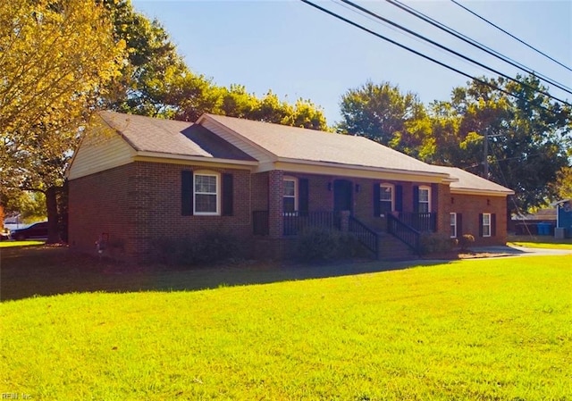 view of front facade featuring a front yard