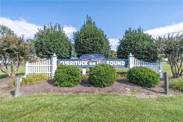 community / neighborhood sign featuring a yard