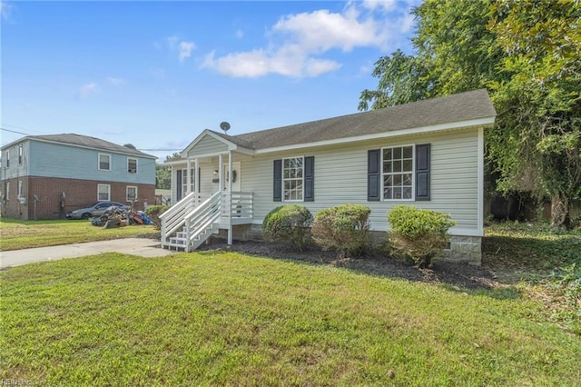 view of front of home featuring a front yard