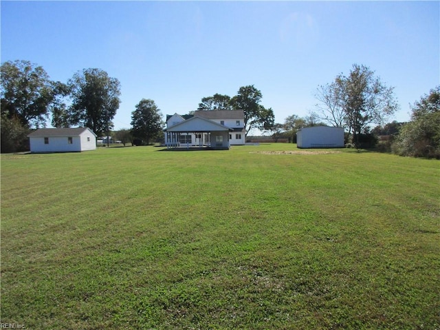 view of yard featuring an outdoor structure