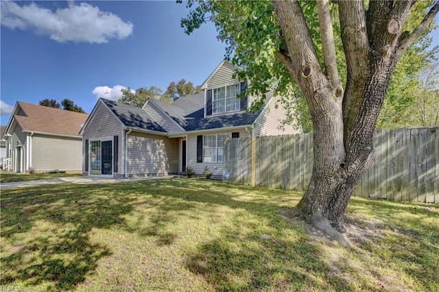 view of front of home featuring a front yard