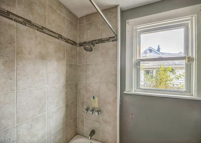 bathroom with tiled shower / bath combo