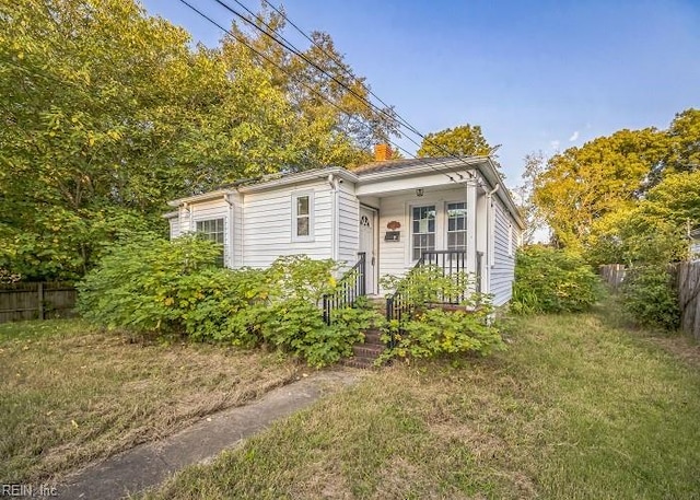 view of front of house with a front lawn