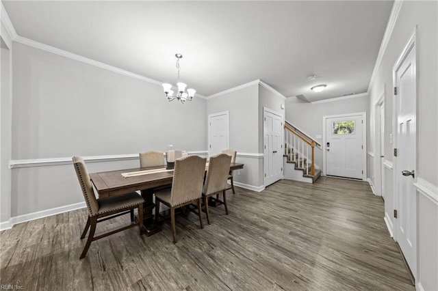 dining room featuring crown molding, dark hardwood / wood-style floors, and a chandelier