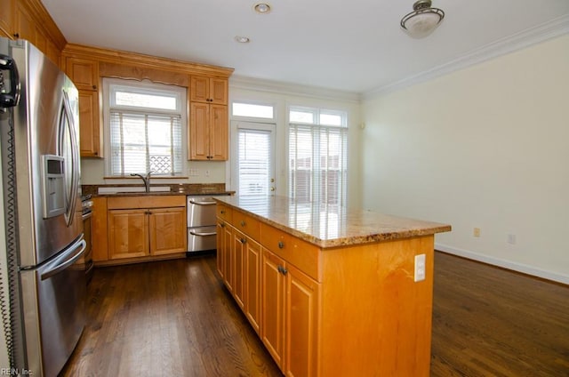 kitchen featuring stainless steel fridge with ice dispenser, dark wood-type flooring, sink, crown molding, and a center island