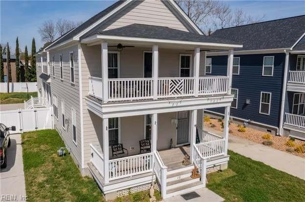 view of front of house featuring ceiling fan, a front yard, a porch, and a balcony