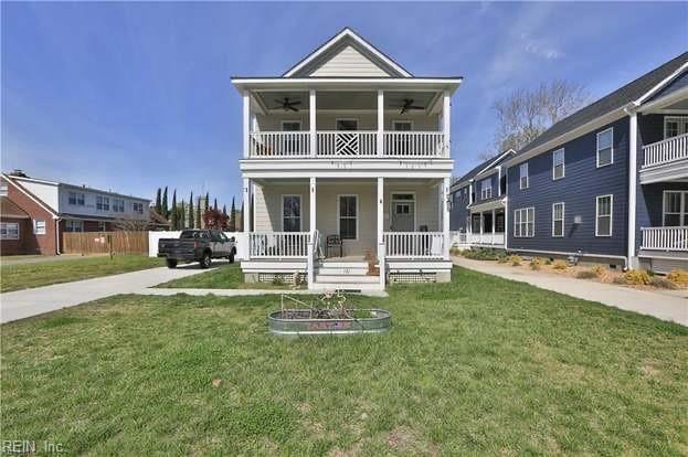 view of front of property featuring a balcony, a front lawn, and a porch