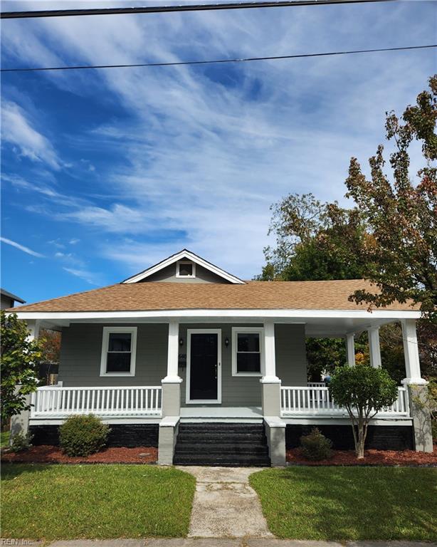 view of front facade featuring covered porch and a front lawn