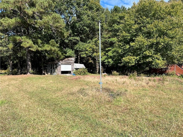 view of yard featuring a storage shed