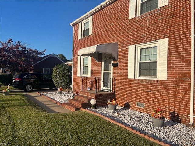 view of front of home featuring a front yard