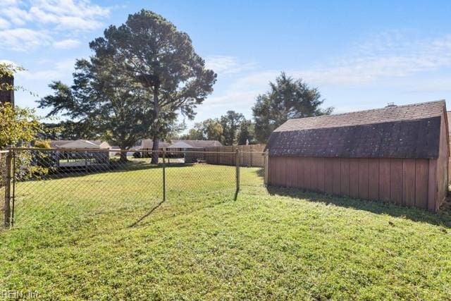 view of yard featuring a shed