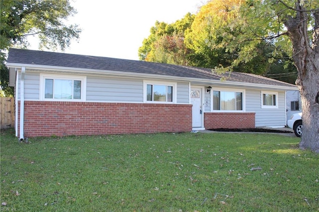 ranch-style home featuring a front lawn