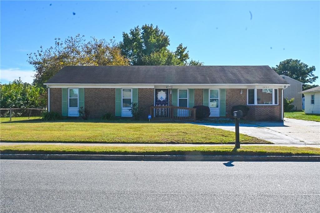 single story home featuring a front lawn