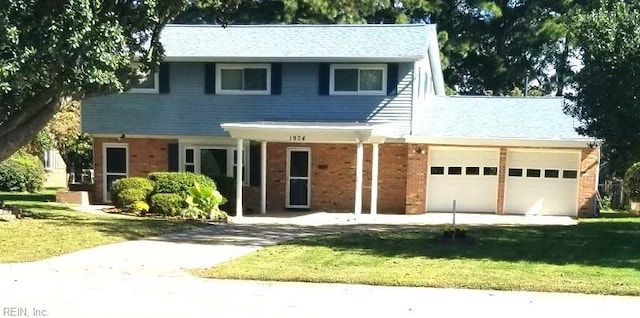 view of front facade featuring a front lawn