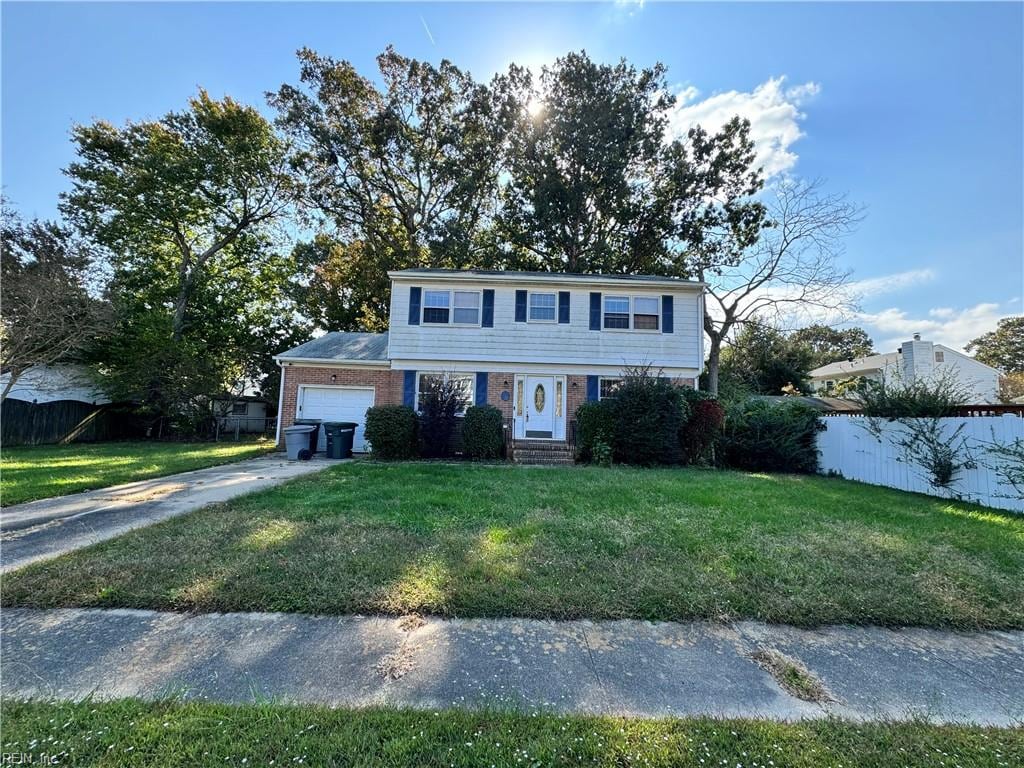 view of front of home featuring a front lawn and a garage