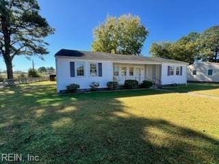 view of front of property featuring a front yard