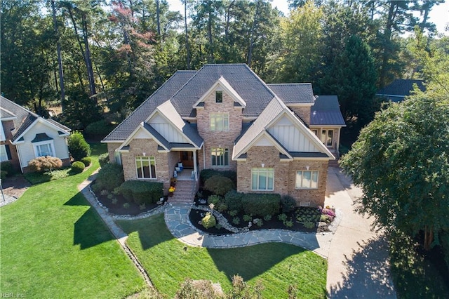 craftsman-style house featuring a front lawn