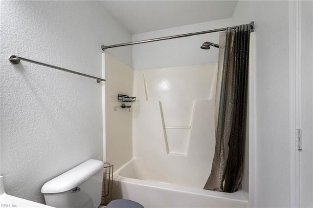 bathroom featuring shower / tub combo with curtain and toilet