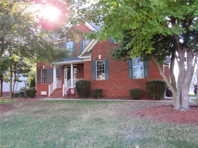 view of front of house featuring a front lawn