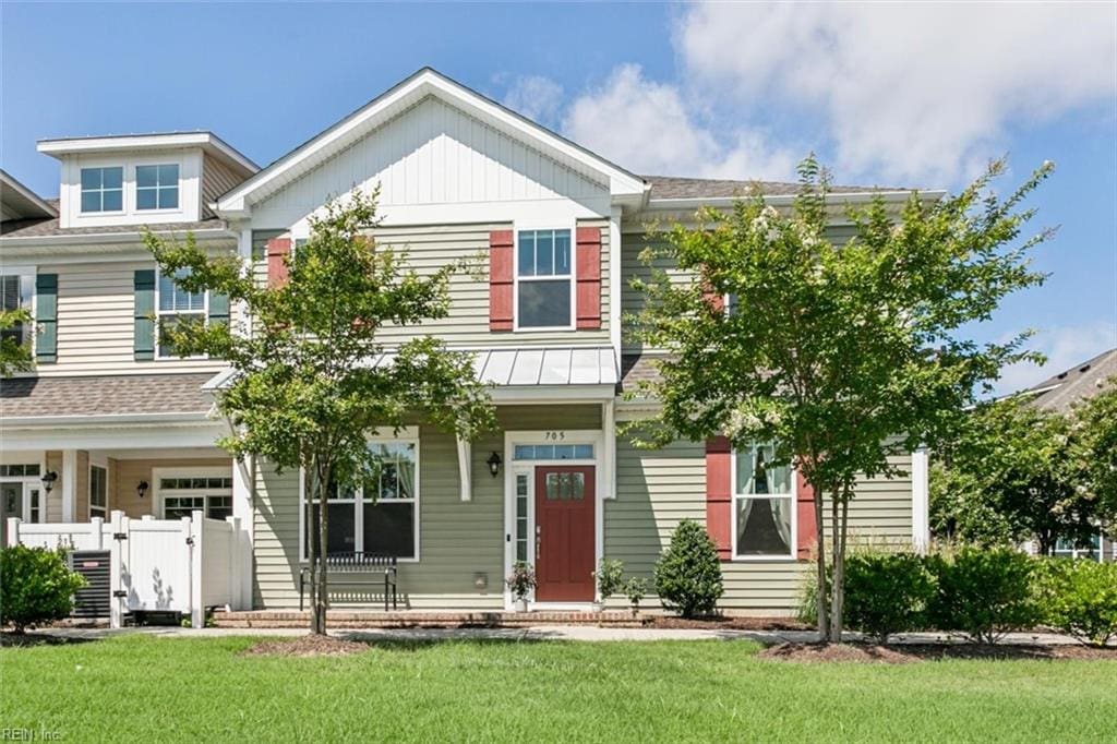 view of front of property featuring a porch and a front lawn