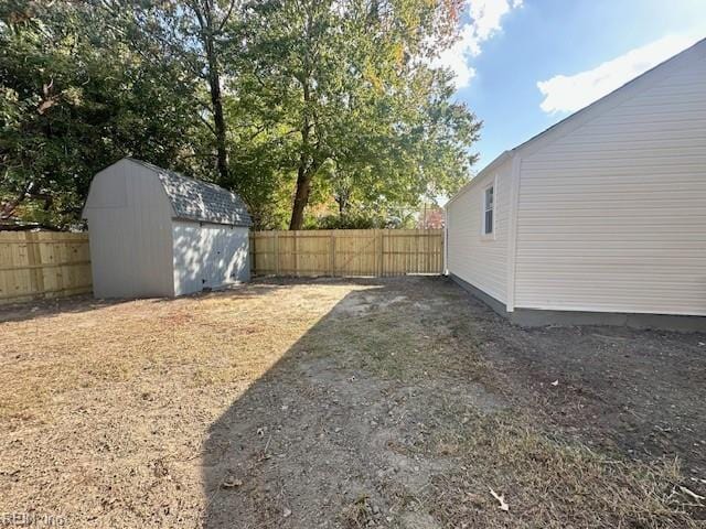 view of yard with a storage shed