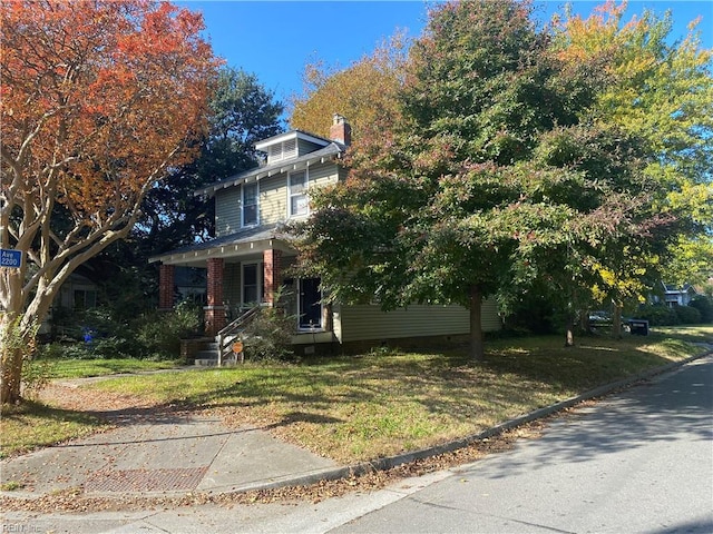 view of front facade featuring a porch and a front yard