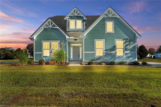 view of front of property featuring a yard