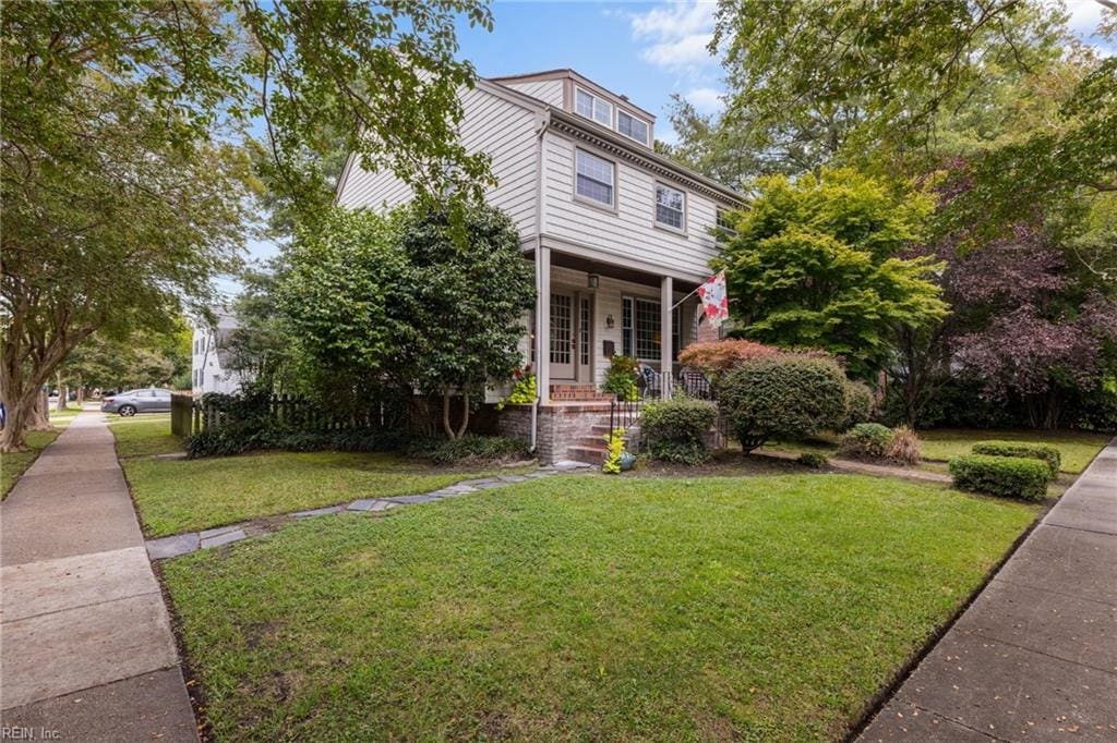 view of front of house featuring a porch and a front lawn