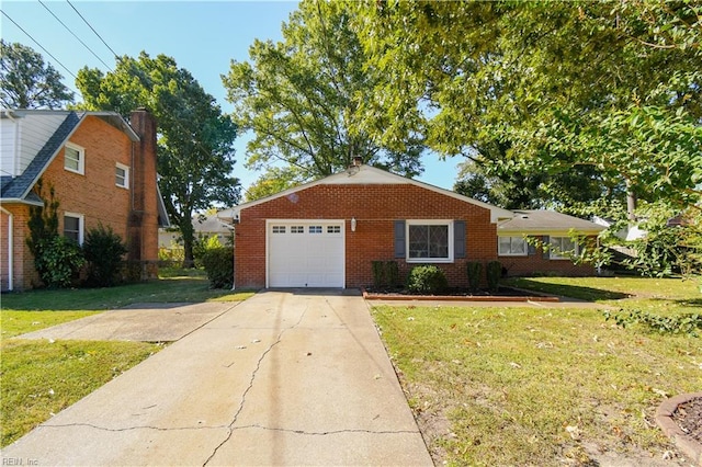 view of front of house featuring a front lawn and a garage