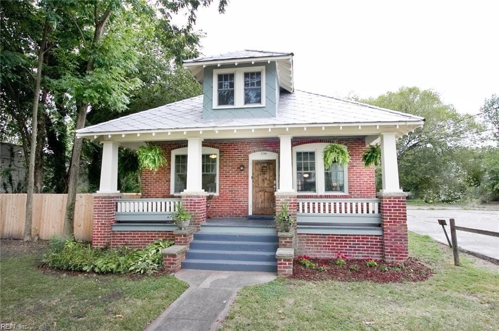 view of front facade featuring a front lawn and a porch