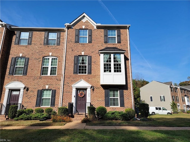 view of front of home featuring a front lawn