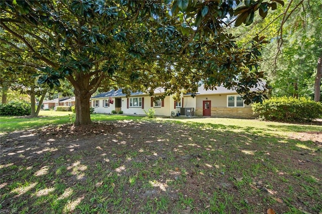 view of front of property featuring a front lawn