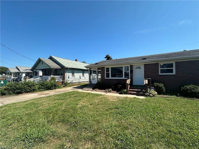 single story home featuring a front lawn