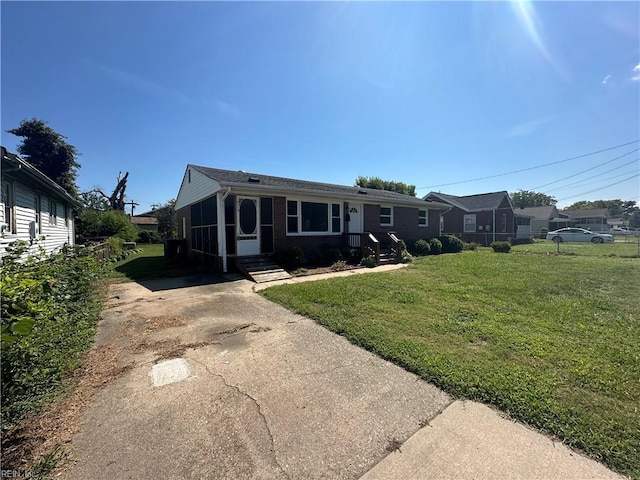 view of front of house featuring a front lawn