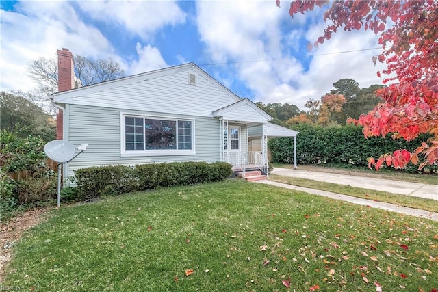 bungalow-style house featuring a front lawn