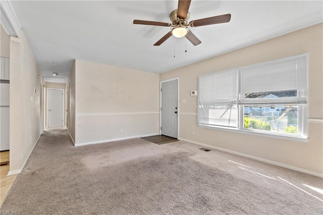 carpeted empty room featuring ceiling fan