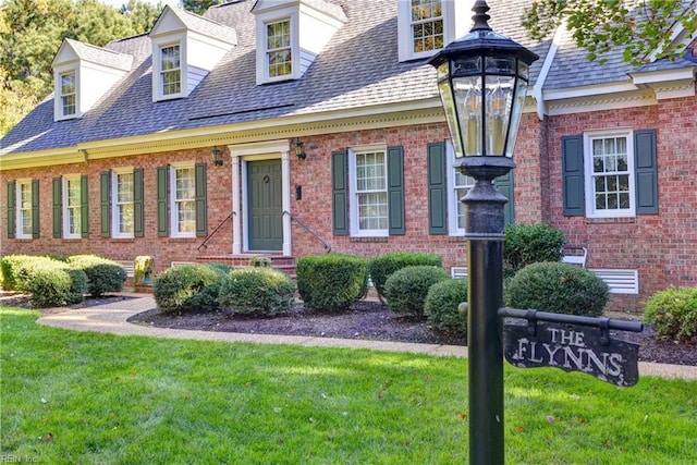 view of front of house featuring a front lawn