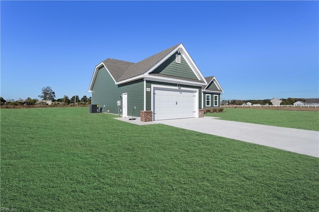 view of front of home featuring cooling unit, a front lawn, and a garage