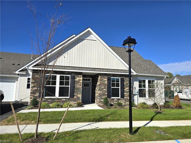 view of front of property with a front lawn