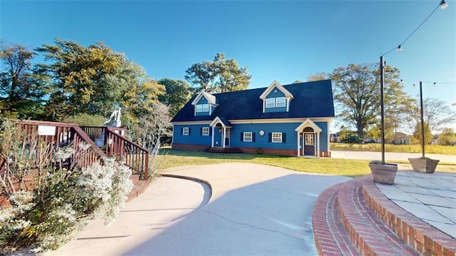 view of front of home featuring a front lawn