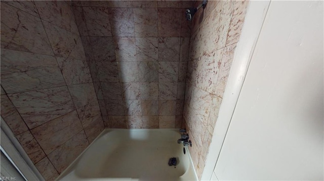 bathroom featuring tiled shower / bath combo