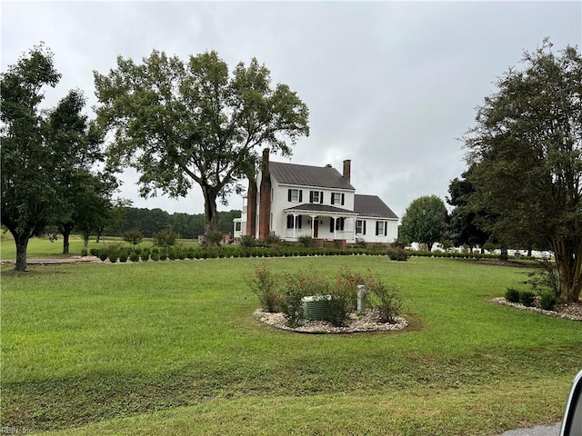 view of front of property featuring a front lawn