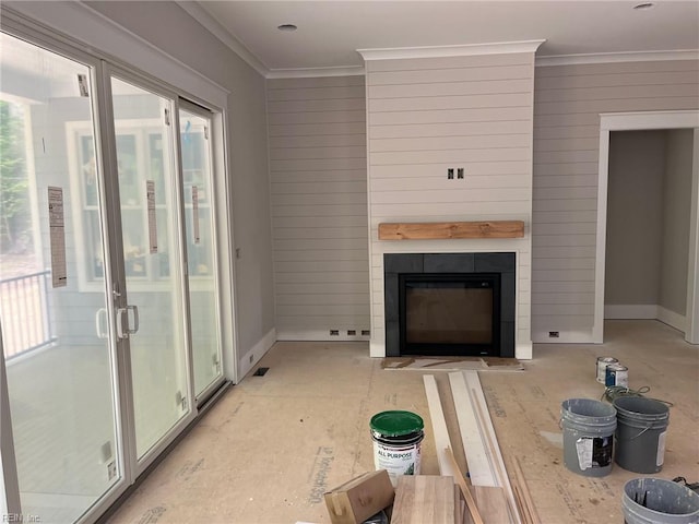 living room featuring crown molding, baseboards, a wealth of natural light, and a fireplace