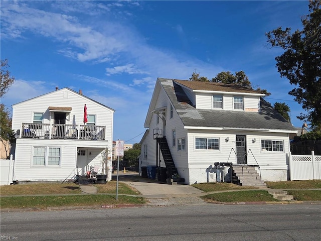 view of front of home featuring a balcony