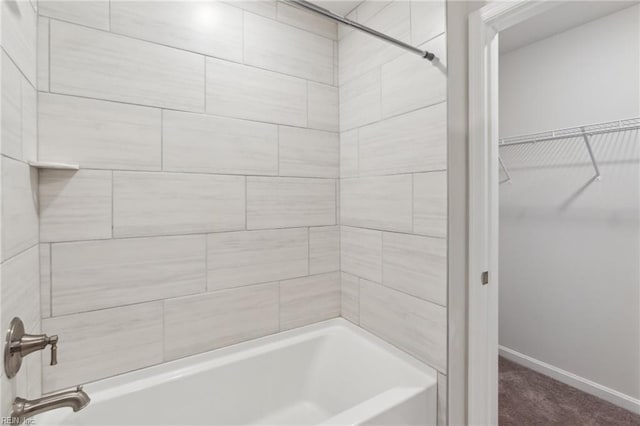 bathroom featuring tiled shower / bath