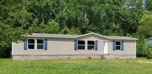 view of front of property with a front yard